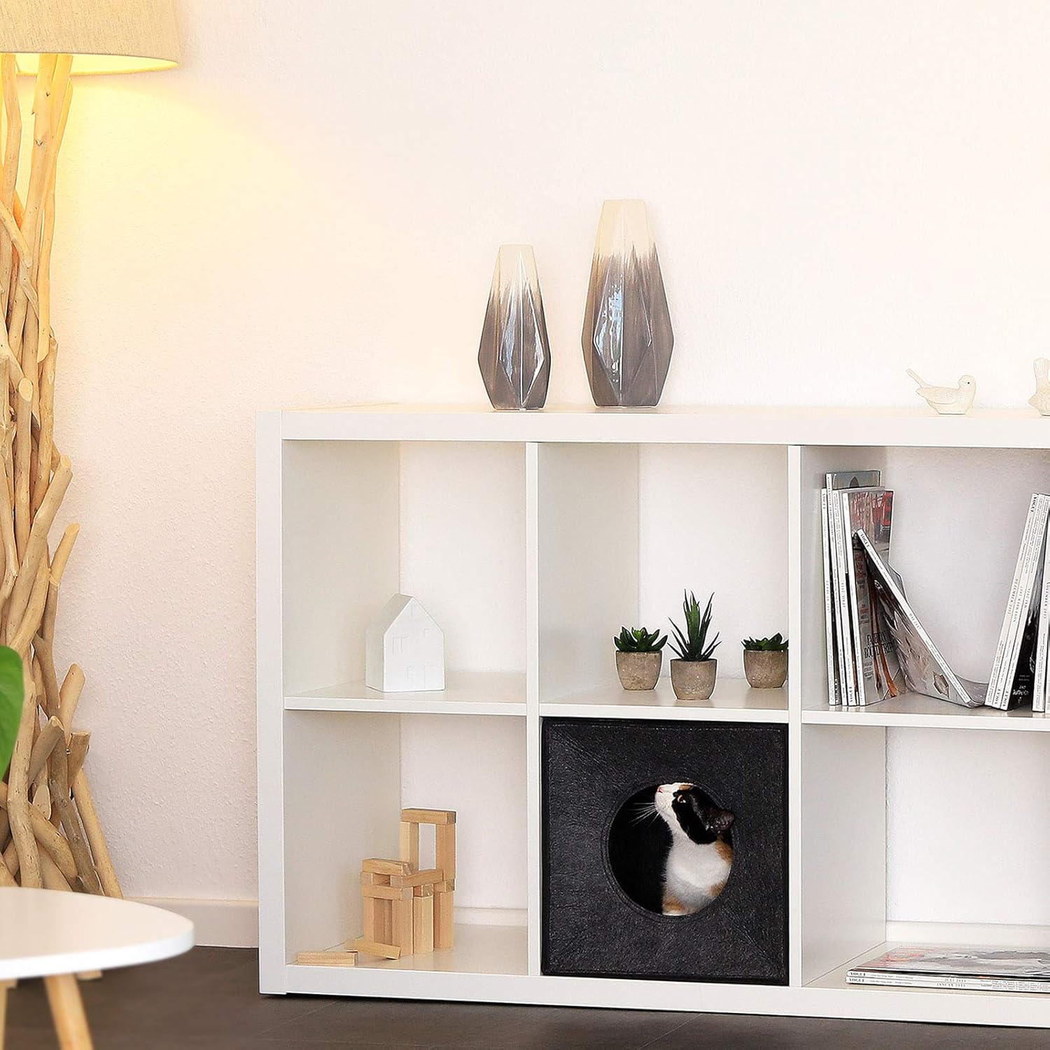 Lionto Caverne pour Chats en Feutre Robuste adaptée aux systèmes de rayonnage, 33x37x33 cm, lit pour Chats Pliable en Forme de Cube, Niche sans Coussin Confortable, Gris foncé Gris Foncé Sans oreiller