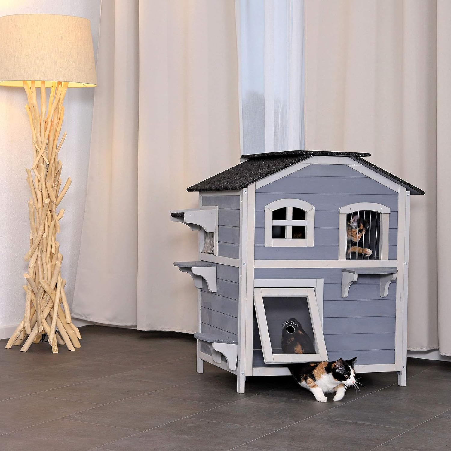 Lionto Villa pour Chats en Bois de Sapin avec Toit en Bitume, Maison intérieur et extérieur sur 2 étages avec escaliers, 80x55x90 cm, cabane adaptée pour Grands Chats avec Rideau à Lames, Gris/Blanc Gris/Blanc 80x55x90 cm